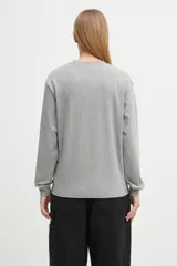 Remera de manga larga Carhartt WIP de corte holgado, color negro, con cuello redondo y un pequeño aplique bordado en forma de corazón rojo con el logo de la marca en el pecho.