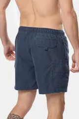 Short de baño cargo color verde militar, de diseño liso con bolsillo lateral con tapa.