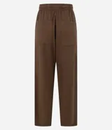 Pantalón marrón de cintura alta y corte recto cropped, confeccionado en sarga de viscosa. Cuenta con cintura elástica ajustable con lazo, bolsillos delanteros y diseño liso.