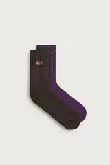 Pack de dos pares de calcetines de tejido acanalado, uno en color marrón oscuro y otro en violeta, con detalle de bordado gráfico de frutas en el lateral superior.