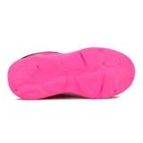 Championes deportivos Diadora modelo Altix, color rosado vibrante con detalles en bordó y amarillo neón. Presentan una estructura de malla transpirable y una suela robusta de EVA y TPR para mayor amortiguación.
