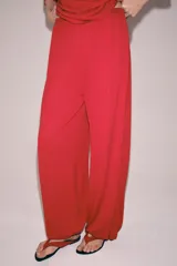 Pantalón bombacho de punto color rojo, con cintura elástica y perneras abullonadas acabadas en puño ajustado.