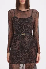 Vestido largo de tul transparente con estampado paisley en tonos chocolate y negro, de manga larga y cuello redondo. Incluye un forro interior tipo vestido corto y un cinturón fino negro con hebilla dorada.