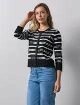 Cardigan tejido en hilado fino, marca Cable & Gauge, con rayas horizontales negras y blancas. Tiene abertura central con botones y cuello redondo.