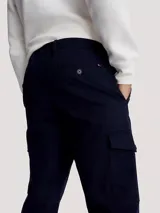 Pantalón cargo azul marino de corte regular, con bolsillos laterales con solapa, cierre con cremallera y botón, y presillas para cinturón.