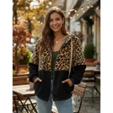Campera tipo polar con cierre frontal, diseño combinado con estampado animal print en la parte superior y tejido de peluche blanco en la parte inferior. Cuenta con capucha con cordones ajustables y dos bolsillos frontales.