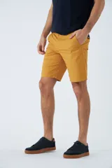 Bermuda tipo chino de gabardina, con bolsillos laterales y traseros, cierre de cremallera y botón, y pasacintos en la cintura. Presenta un diseño clásico con logo bordado.