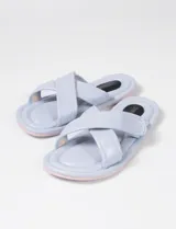 Sandalias bajas color celeste con tiras cruzadas y ajuste con velcro.