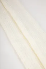 Par de calentadores negros de tejido de punto acanalado con terminación ondulada.