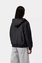 Campera puffer negra de tafetán de nailon reciclado, con capucha ajustable, cierre frontal bidireccional y bolsillos tipo canguro. Presenta puños y dobladillo de punto acanalado y detalle de etiqueta cuadrada tejida en el bolsillo.
