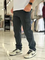 Pantalón cargo de gabardina color azul marino, de corte recto y múltiples bolsillos laterales.