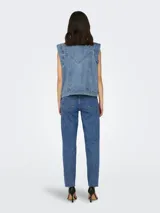 Chaleco largo de denim azul con cuello camisero, cierre frontal de botones metálicos, bolsillos frontales aplicados y costuras pespunteadas visibles.