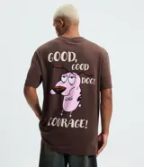 Remera marrón de manga corta y cuello redondo, de corte comfort holgado. Presenta en la espalda una estampa grande de Coraje el Perro Cobarde con la frase "Good, good dog!" y "Courage!".