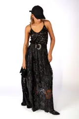 Falda midi de encaje negro con diseño floral, corte acampanado y transparencias.