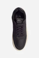 Zapatillas urbanas de cuero negro con suela de goma color crema y cordones negros. Presentan logo en etiqueta de cuero en el lateral.