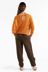 Sweater de tejido de punto con lurex color naranja, con escote bote y mangas largas.