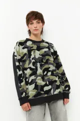 Buzo de polar con estampado animal print y mangas largas de nylon negro.