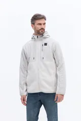 Campera polar con cierre frontal, diseño de paneles en color verde oliva y marrón, con capucha integrada y bolsillos laterales.