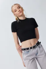 Top gris de tejido de punto acanalado, elastizado, de manga corta y cuello alto.