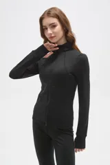 Campera deportiva negra de ajuste al cuerpo, con cierre frontal completo, cuello alto y mangas largas con orificio para el pulgar.