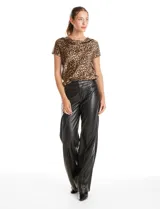 Blusa de manga corta con frente de satén estampado en animal print y espalda de tejido soft liso. Presenta un cuello tipo drapeado.