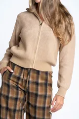 Campera tejida de algodón con cierre frontal completo y cuello alto. Presenta una textura acanalada vertical y puños y ruedo elásticos.