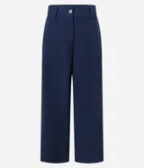 Pantalón pantacourt azul marino de viscosa, con cintura elástica, bolsillos delanteros y detalle de lazo en la cintura.