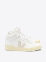 Championes de caña alta color blanco, con logo lateral en color beige y suela color crema.