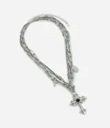 Collar masculino de metal plateado con diseño de cadenas múltiples superpuestas de eslabones variados, dije principal en forma de cruz con detalles ornamentales y pequeños dijes colgantes, con cierre ajustable mediante extensor.