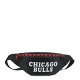 Riñonera negra con el logo de los Chicago Bulls en blanco y detalles en rojo.