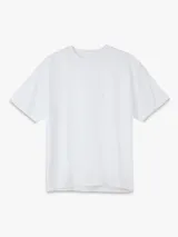 Camiseta básica de manga corta con corte relaxed, confeccionada en algodón. Diseño minimalista de cuello redondo, ideal para uso diario.