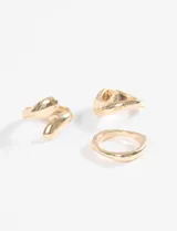 Set de tres anillos de metal plateado con diseño irregular y orgánico.