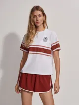 Short deportivo color ladrillo con ribete blanco, de corte clásico inspirado en la ropa deportiva.