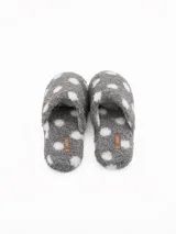 Pantuflas de estar por casa confeccionadas en tejido de peluche suave, color marrón con estampado de lunares blancos. Diseño abierto con plantilla acolchada y marca Lucce.
