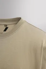Remera regular fit de Zara Athleticz confeccionada en tejido de algodón, color verde militar, con cuello redondo, manga corta y sutil estampado de logo con relieve en el bajo.