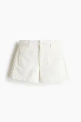 Short de denim de algodón levemente elástico, modelo de tiro alto con cierre y botón, bolsillos delanteros de parche con ribete y bolsillos traseros abiertos.