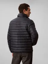 Campera puffer ligera de Calvin Klein, color azul marino, con diseño de acolchado horizontal, cuello alto y cierre frontal de cremallera.