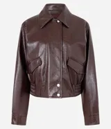 Campera bomber de cuero sintético color marrón oscuro, con cuello camisero, cierre frontal con botones metálicos y elástico en el ruedo.