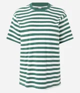 Remera de corte oversized con cuello redondo y mangas cortas, confeccionada en algodón con diseño de rayas horizontales en color bordó y blanco.