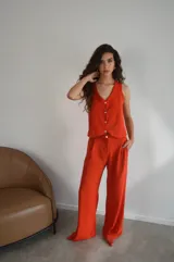 Conjunto de chaleco con botones y pantalón palazzo de crepé color negro.