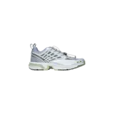 Championes de diseño técnico fruto de la colaboración entre MM6 Maison Margiela y Salomon, modelo de cordones con ajuste rápido, capellada de malla y superposiciones metalizadas en tonos plateados, blancos y acentos en verde.