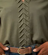 Blusa Marfinno de manga corta y escote en V color verde militar, con detalle texturizado en la parte delantera.