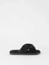 Pantufla de estar por casa con diseño de tiras cruzadas en material sintético de textura afelpada y suela plana de EVA.