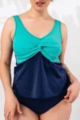 Tankini de dos piezas con corpiño verde agua con nudo en el centro del busto y parte inferior azul marino.