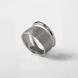 Anillo de plata 925 con diseño de banda ancha asimétrica y acabado mate.