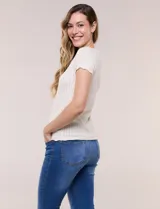 Blusa de punto calado color blanco, de silueta entallada, manga corta raglán y escote redondo, con detalles de tejido fantasía en el canesú y terminaciones festonadas.