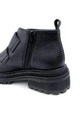 Bota corta negra de cuero con ajuste de velcro y suela track.