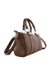 Cartera de mano color bordó con doble asa corta, correa larga ajustable y extraíble, y detalle de tachas metálicas verticales en el frente. Incluye un aplique metálico decorativo en forma de labios con strass en la parte superior central.