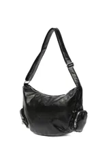 Bandolera negra de cuero sintético con correa ajustable y dos bolsillos laterales con cierre.
