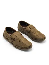 Zapato tipo mocasín de estilo urbano, color gris, confeccionado en eco-cuero con perforaciones laterales para ventilación. Presenta costuras reforzadas en el contorno de la suela y un cierre lateral con velcro para un ajuste práctico.